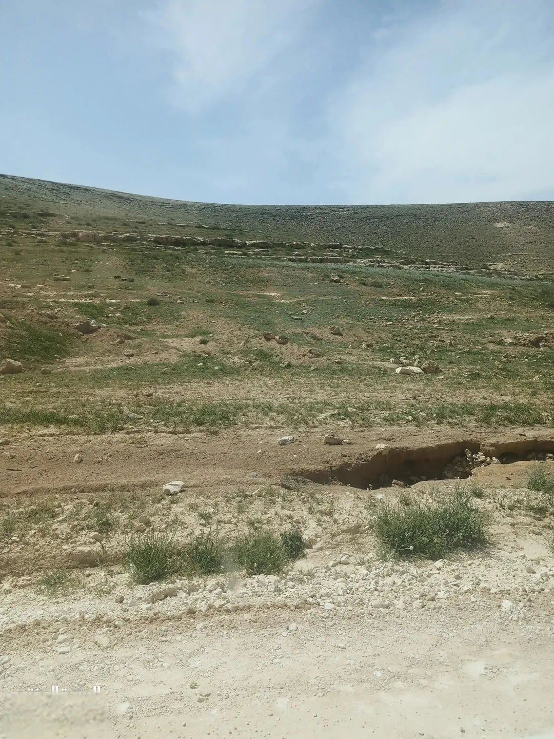 قطعة أرض مميزة للبيع في وادي العش على شارع 40 متراً