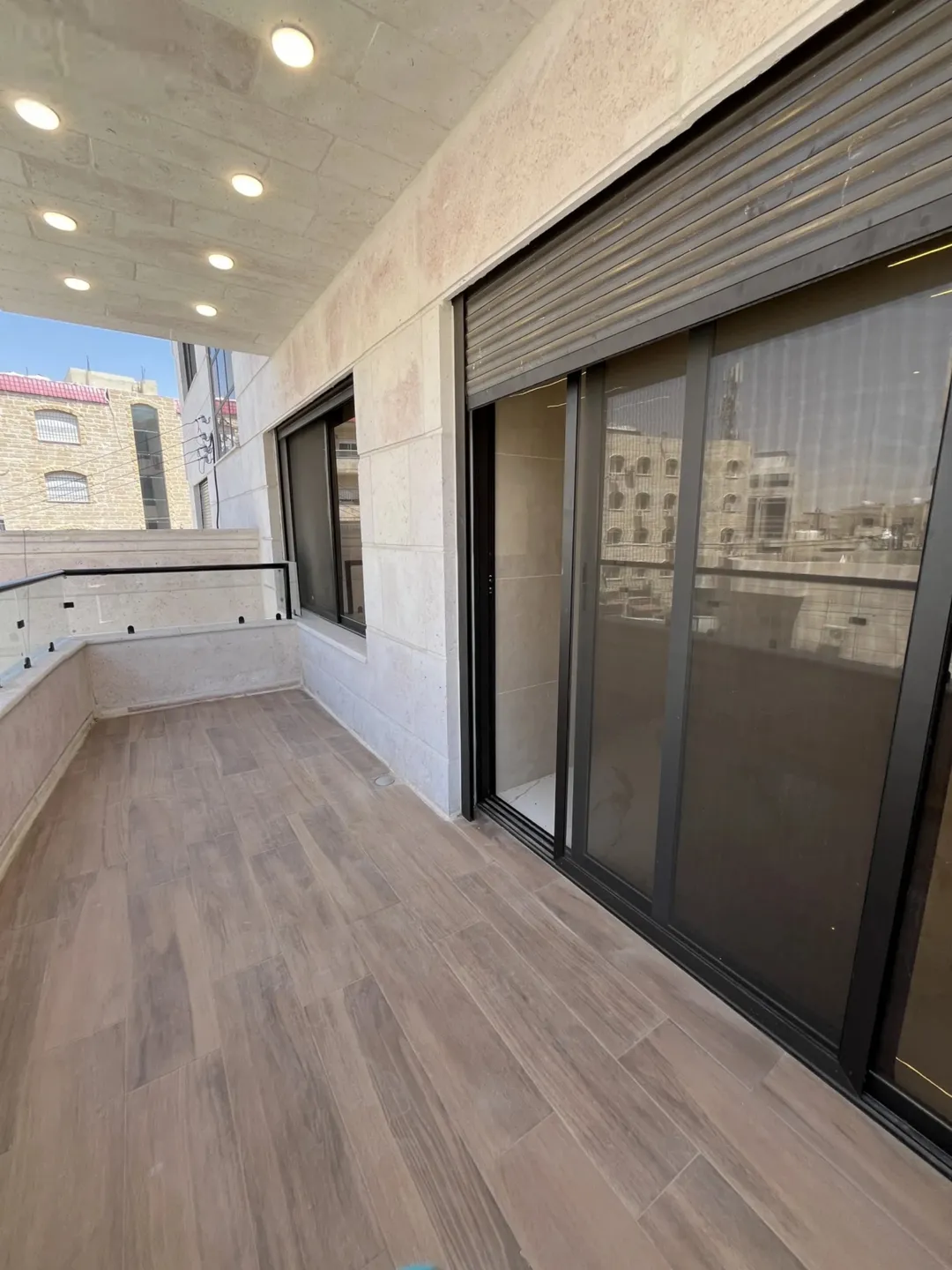 شقة فاخرة للبيع في عمان – طبربور بمساحة واسعة وتشطيبات فندقية