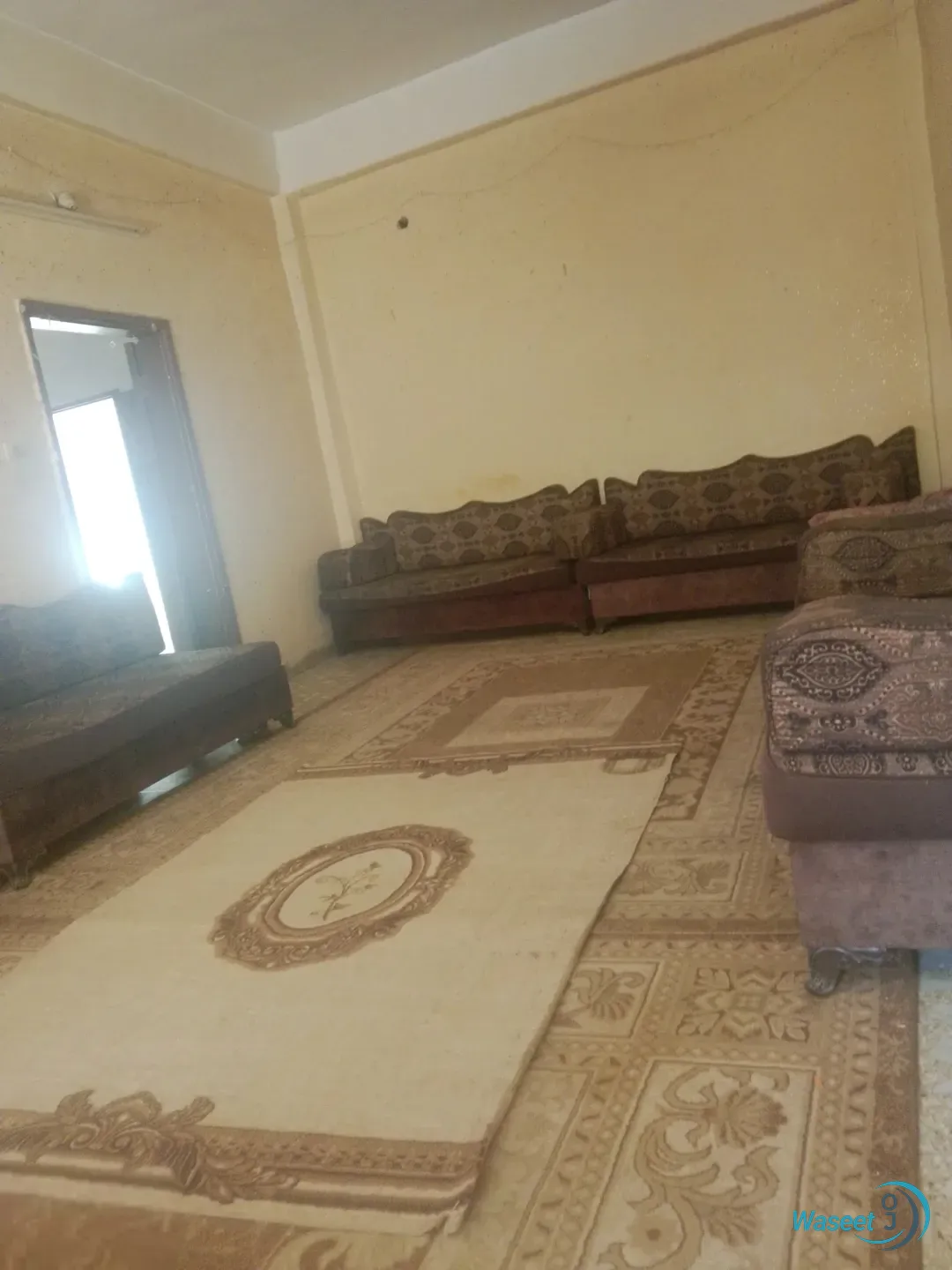 بيت للبيع وسط مأدبا مكون من ثلاث عمارات عماره ثلاث طوابق وعماره طابقين وعماره طابق بسعر مغري