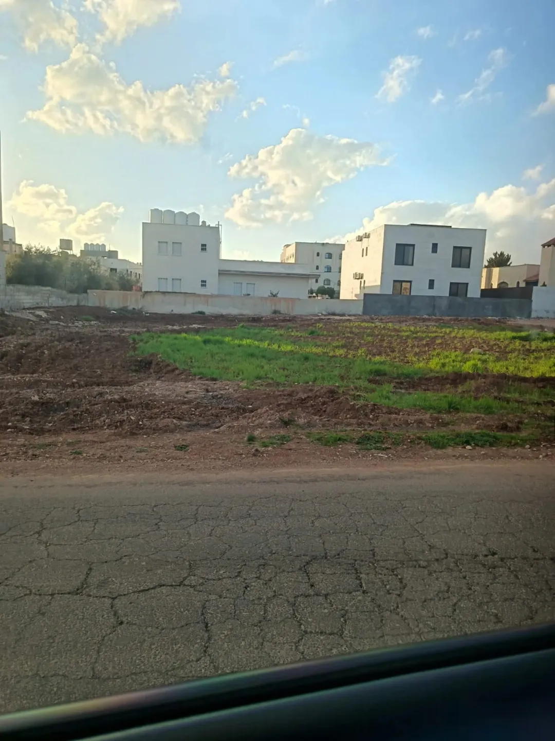 أرض سكنية مميزة للبيع في اليادودة – إسكان الصيادلة قرب طريق المطار