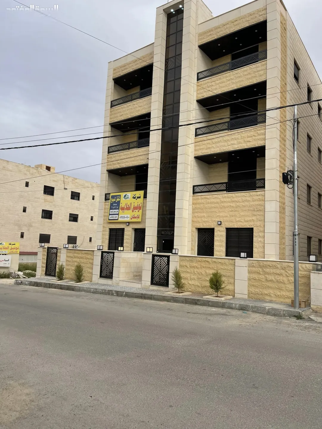 شقة فاخرة للبيع في عمارة حديثة بوسط مدينة مادبا