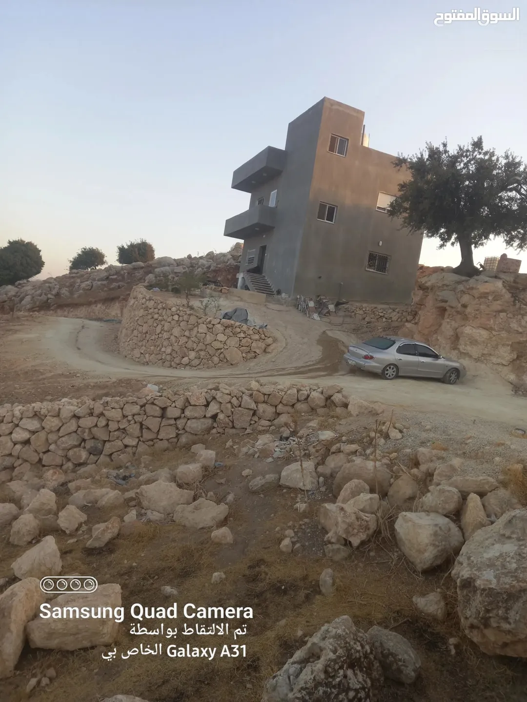 البيت طابقين نظام أمريكي فيها 3 غرف نوم وحماامين ومطبخ مع العلم أنه المطبخ راكب وغرفتين ضيوف
