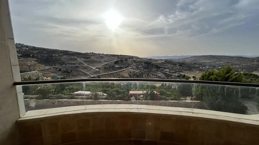 مزرعة و فيلا فاخرة تبعد عن شارع الاردن باقل من 10 دقائق.