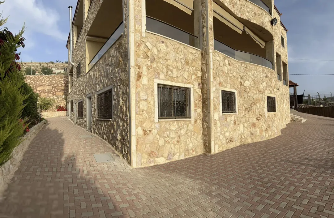 مزرعة و فيلا فاخرة تبعد عن شارع الاردن باقل من 10 دقائق.