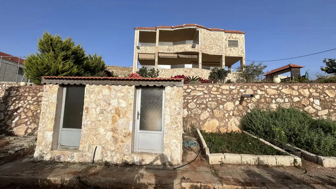 مزرعة و فيلا فاخرة تبعد عن شارع الاردن باقل من 10 دقائق.