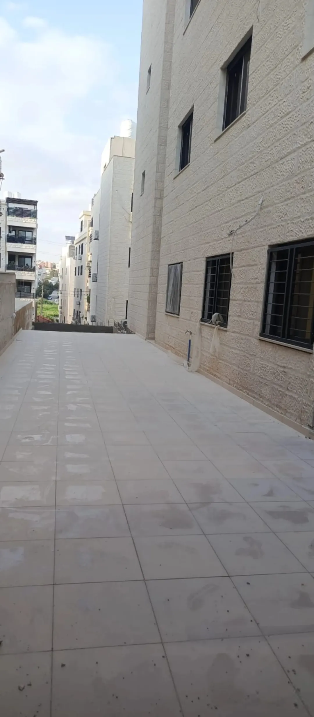 شقة طابق شبه أرضي فاخرة في البنيات بالقرب من شارع المطار وجامعة البتراء