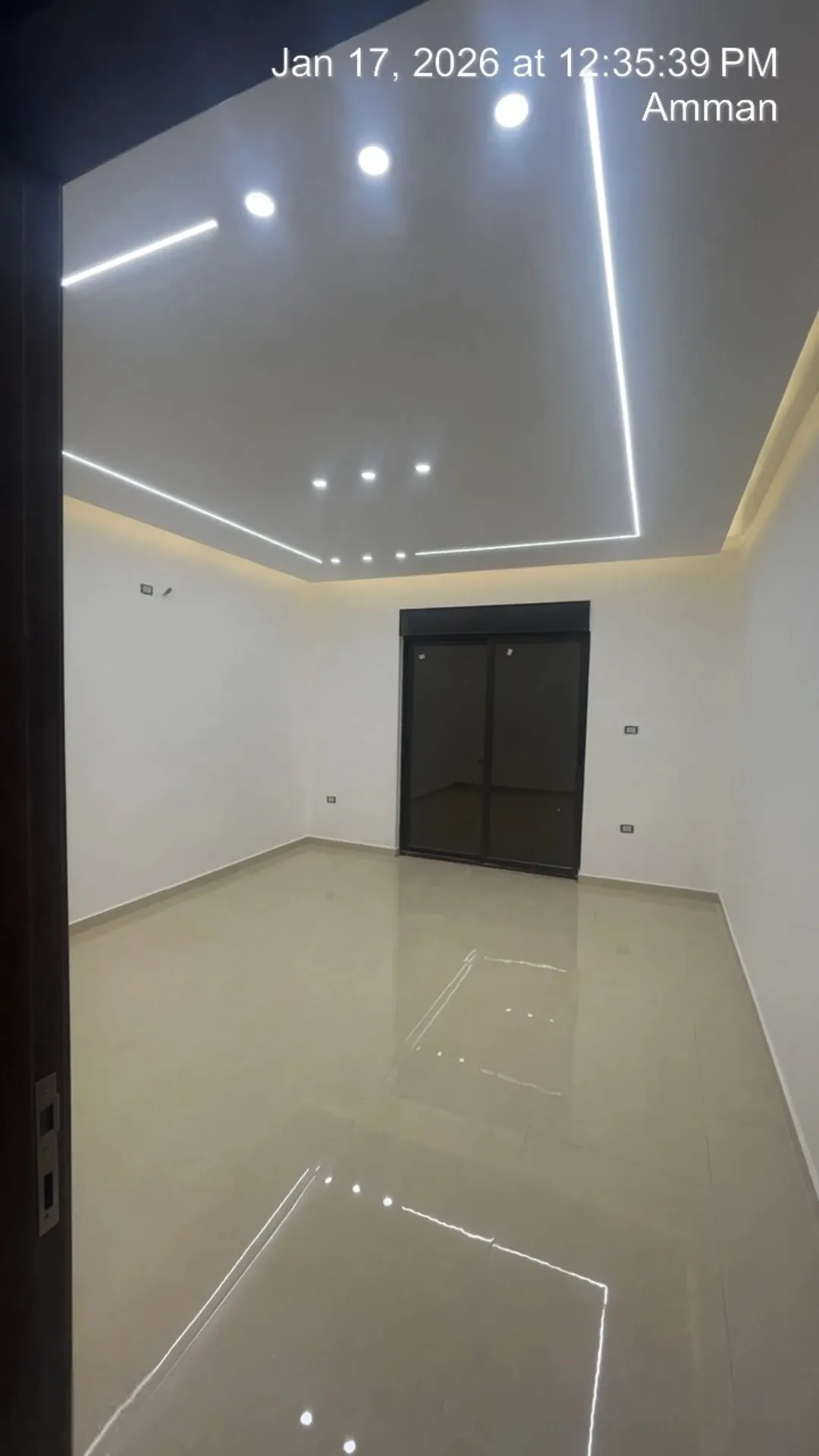 شقة طابق شبه أرضي فاخرة في البنيات بالقرب من شارع المطار وجامعة البتراء