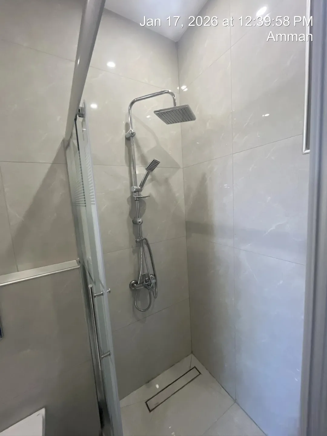 شقة طابق شبه أرضي فاخرة في البنيات بالقرب من شارع المطار وجامعة البتراء