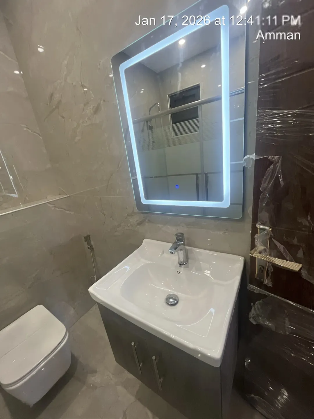 شقة طابق شبه أرضي فاخرة في البنيات بالقرب من شارع المطار وجامعة البتراء