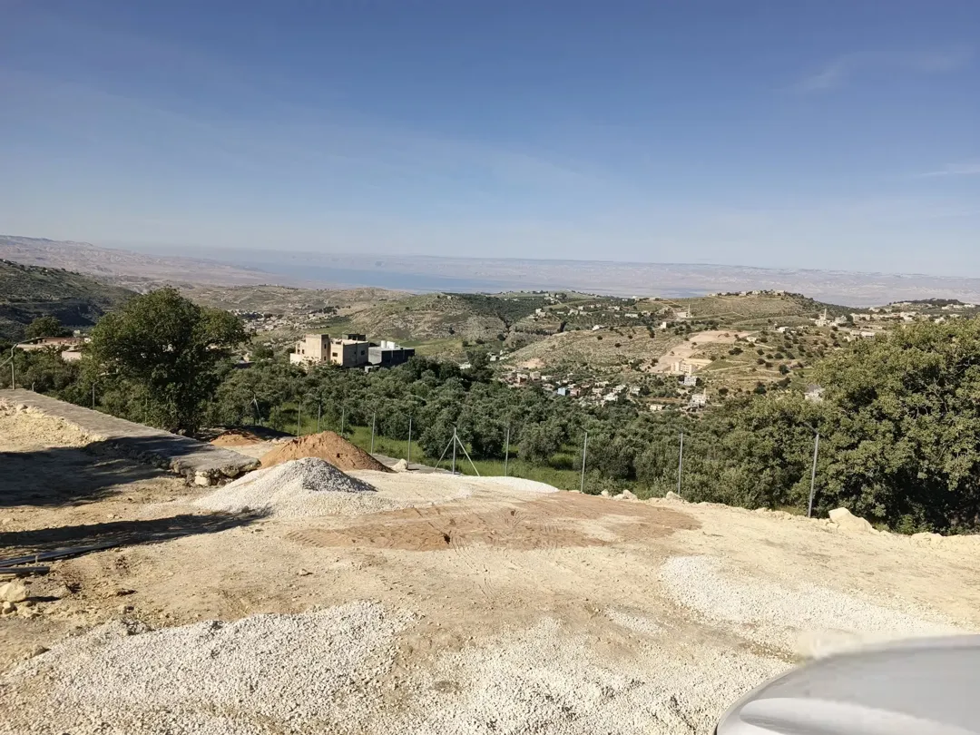 قطعة أرض مميزة تطل على بحر الميت مساحتها 1500 متر بالقرب من دوابوق وبدر الجديدة بسعر مغرٍ