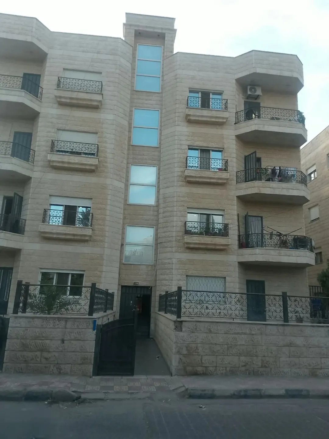 عمارة مؤجرة للبيع — صورة 3