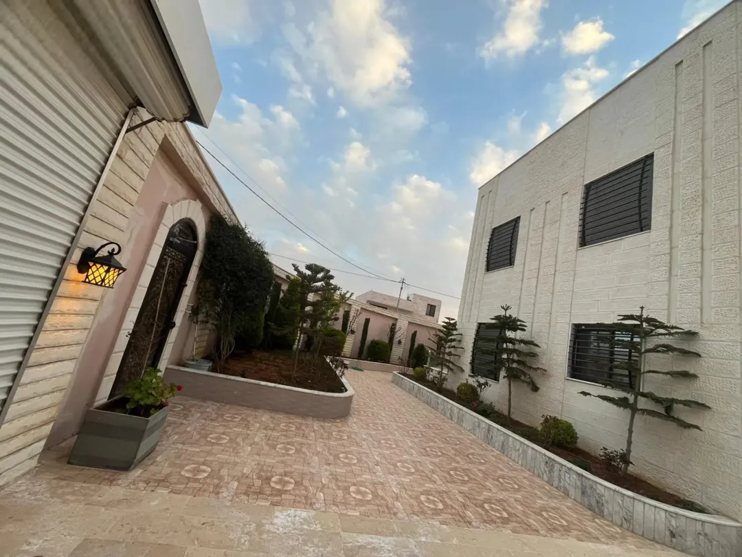 مزرعة بداخلها فيلا ومسبح للبيع