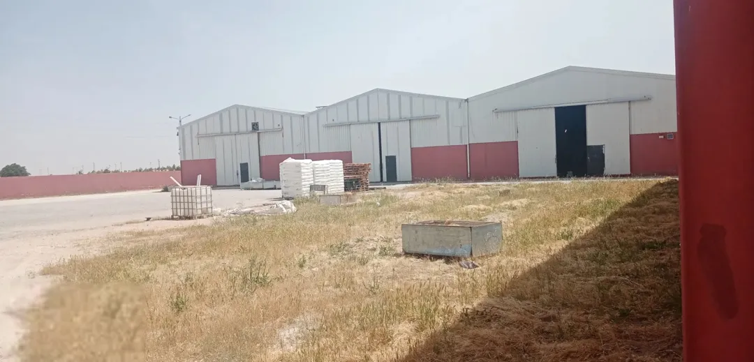 أرض واسعة مع 7 هناجر للبيع