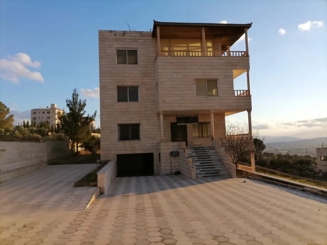 فيلا فاخرة للبيع في جرش الجبل الأخضر