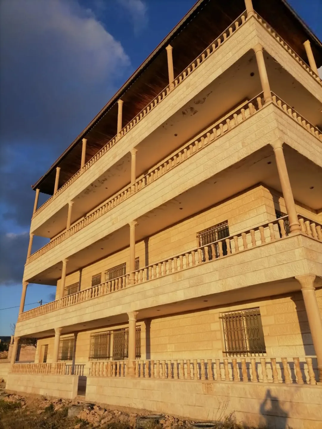 فيلا فاخرة للبيع في جرش الجبل الأخضر