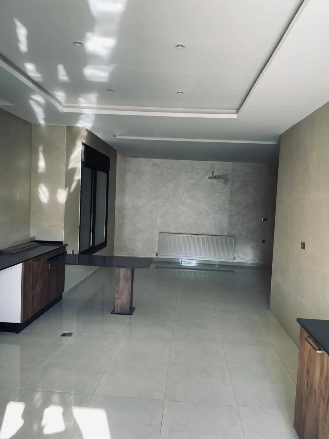 شقة ارضيه مع ترس ومطبخ راكب لم تسكن في الجبيهه و مباشره، للبيع بسعر مغري