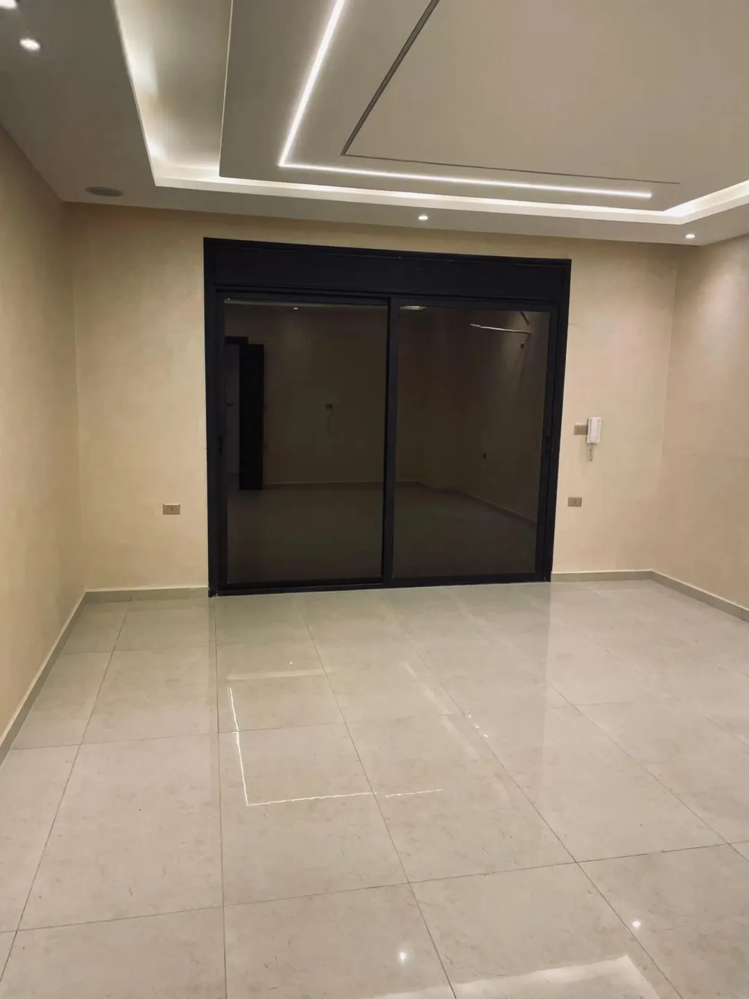 شقة ارضيه مع ترس ومطبخ راكب لم تسكن في الجبيهه و مباشره، للبيع بسعر مغري