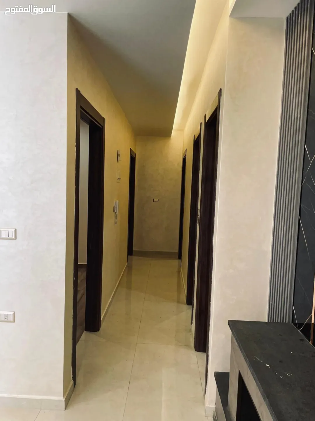 شقة ارضيه مع ترس ومطبخ راكب لم تسكن في الجبيهه و مباشره، للبيع بسعر مغري