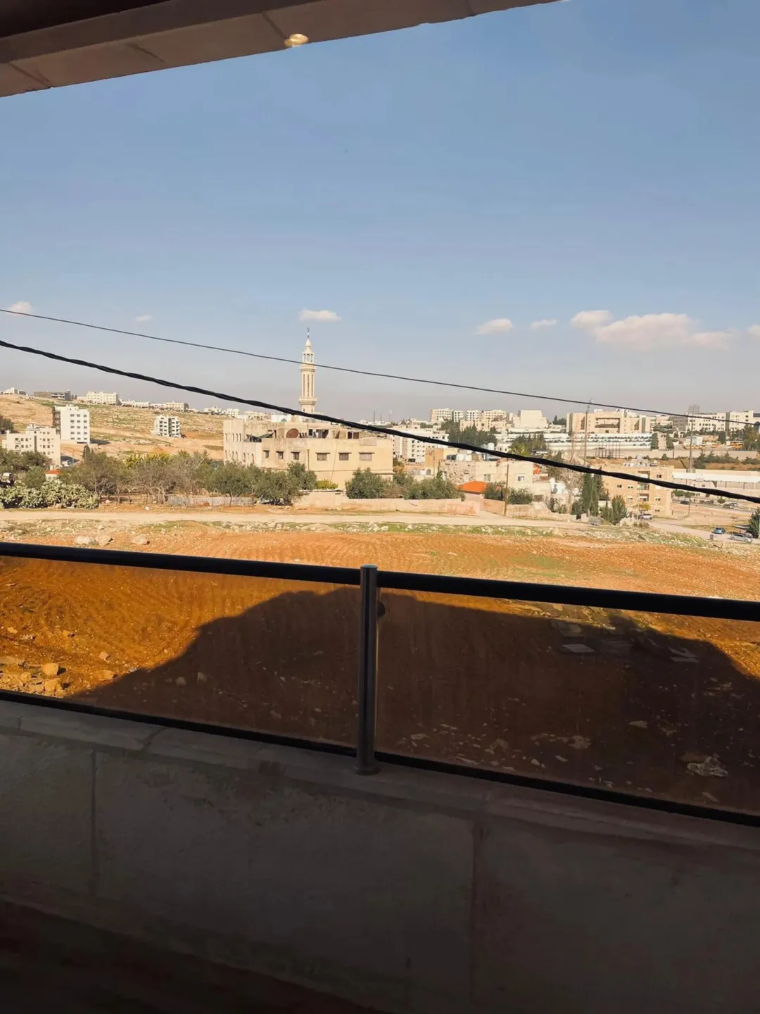 شقة ارضيه مع ترس ومطبخ راكب لم تسكن في الجبيهه و مباشره، للبيع بسعر مغري