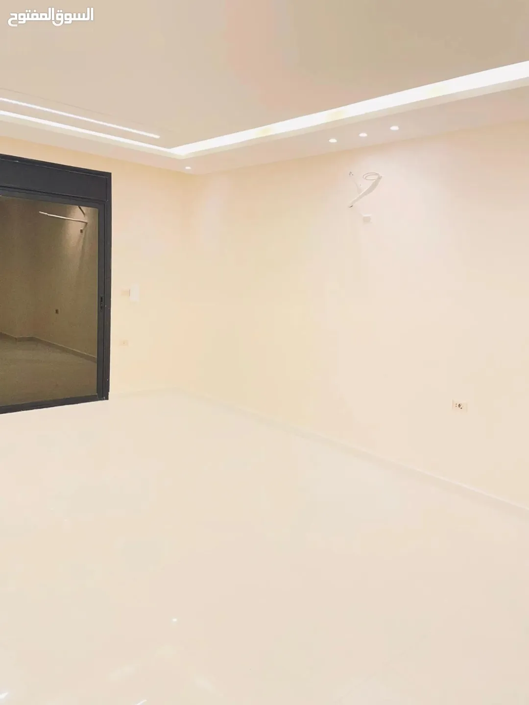 شقة ارضيه مع ترس ومطبخ راكب لم تسكن في الجبيهه و مباشره، للبيع بسعر مغري