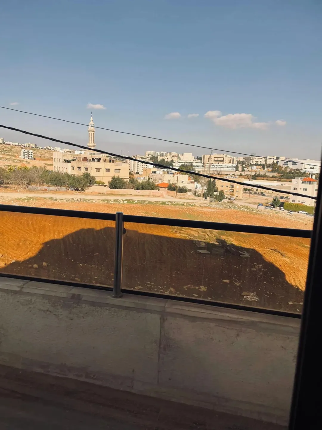 شقة ارضيه مع ترس ومطبخ راكب لم تسكن في الجبيهه و مباشره، للبيع بسعر مغري