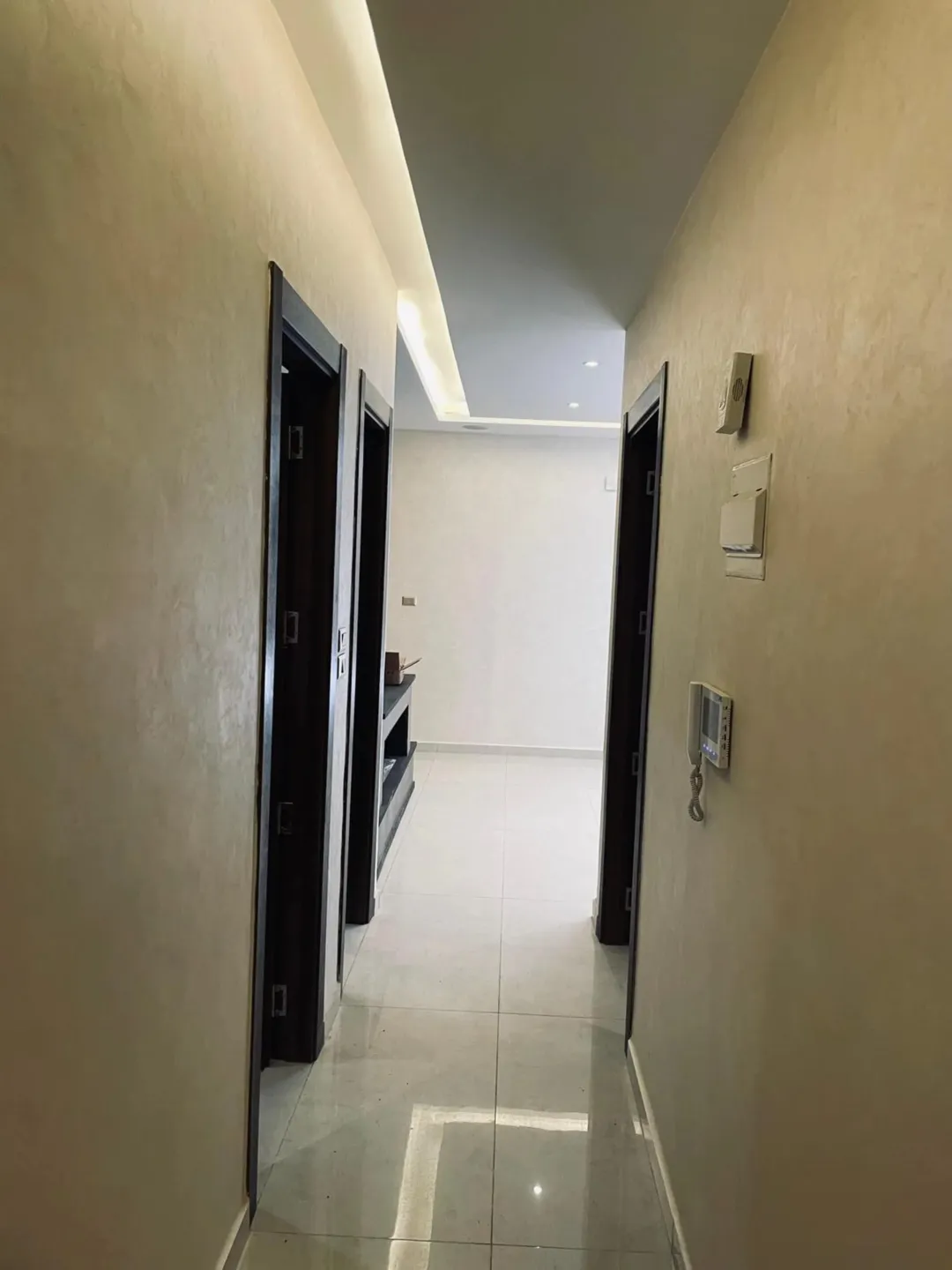 شقة ارضيه مع ترس ومطبخ راكب لم تسكن في الجبيهه و مباشره، للبيع بسعر مغري