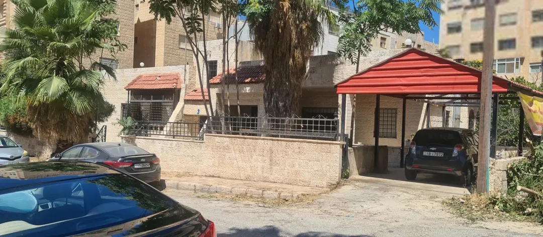 منزل مستقل موقع ممتاز مقابل فندق طريق الحرير .ضاحية الرشيد