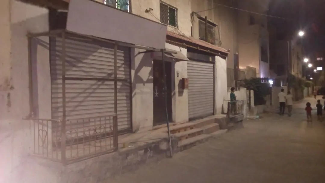 مباشرة وبإيجار سنوي ومبلغ خلو للمحلين للبيع أربعة شقق طابقية ومحل تجاري عدد2