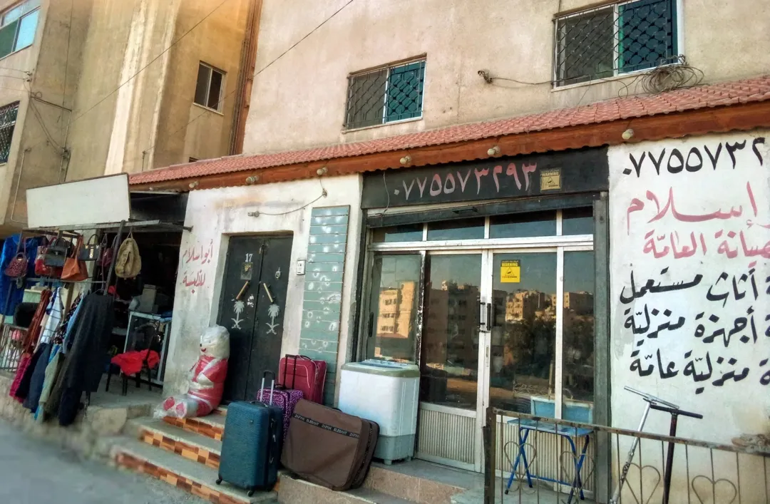 مباشرة وبإيجار سنوي ومبلغ خلو للمحلين للبيع أربعة شقق طابقية ومحل تجاري عدد2