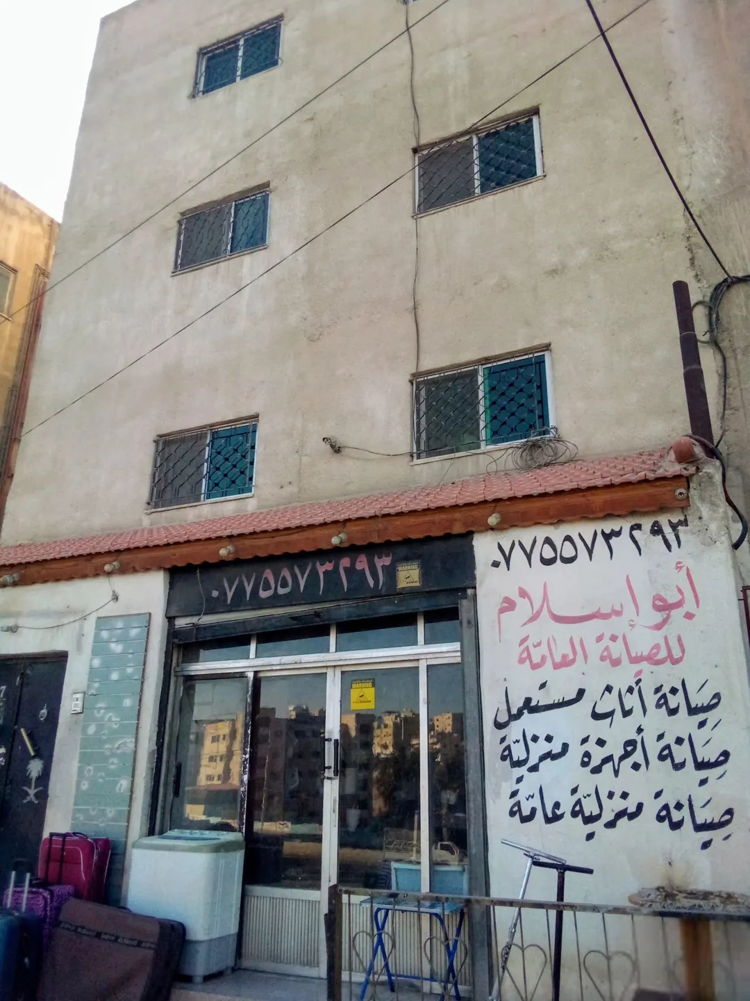 مباشرة وبإيجار سنوي ومبلغ خلو للمحلين للبيع أربعة شقق طابقية ومحل تجاري عدد2