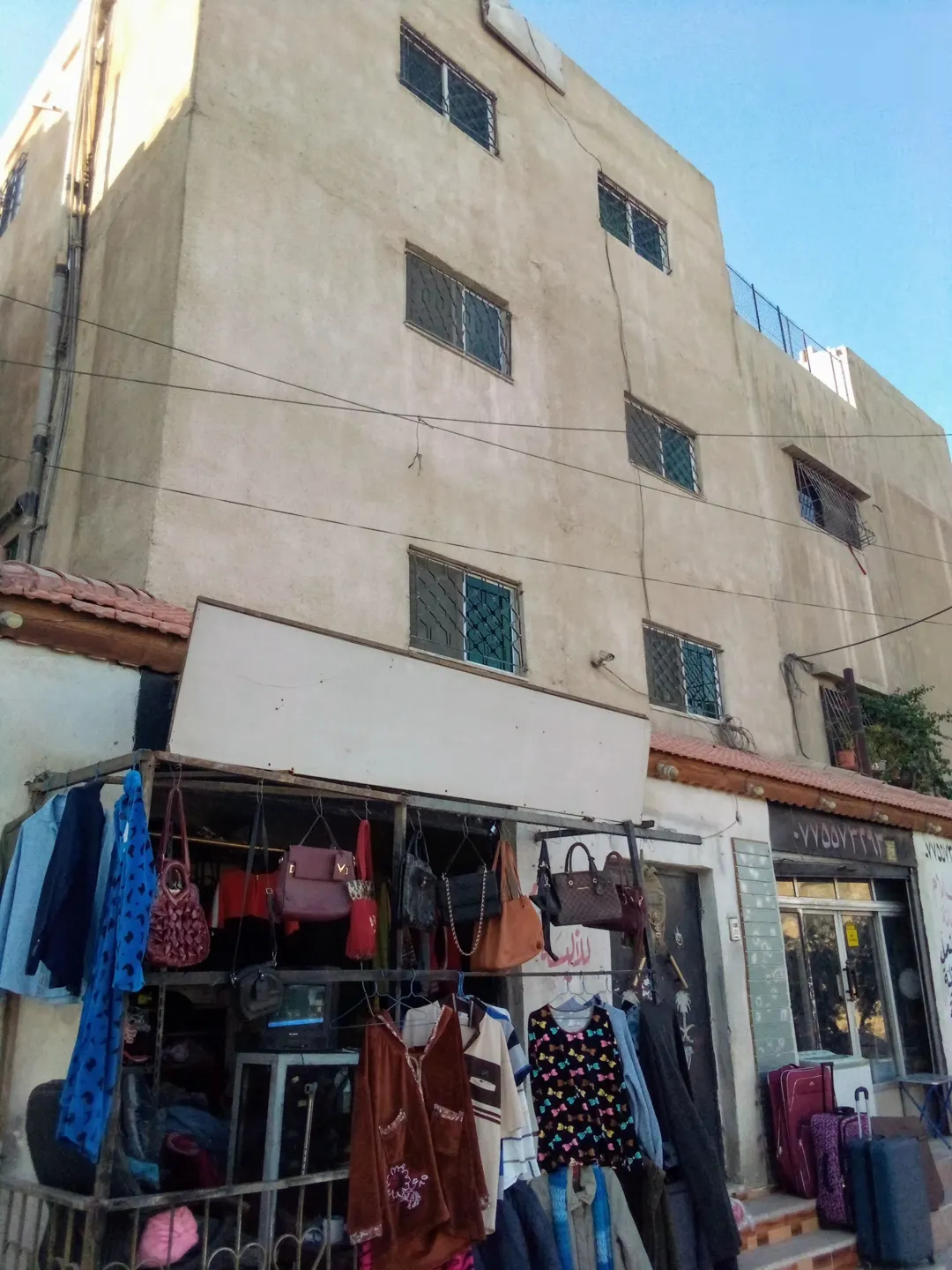 مباشرة وبإيجار سنوي ومبلغ خلو للمحلين للبيع أربعة شقق طابقية ومحل تجاري عدد2