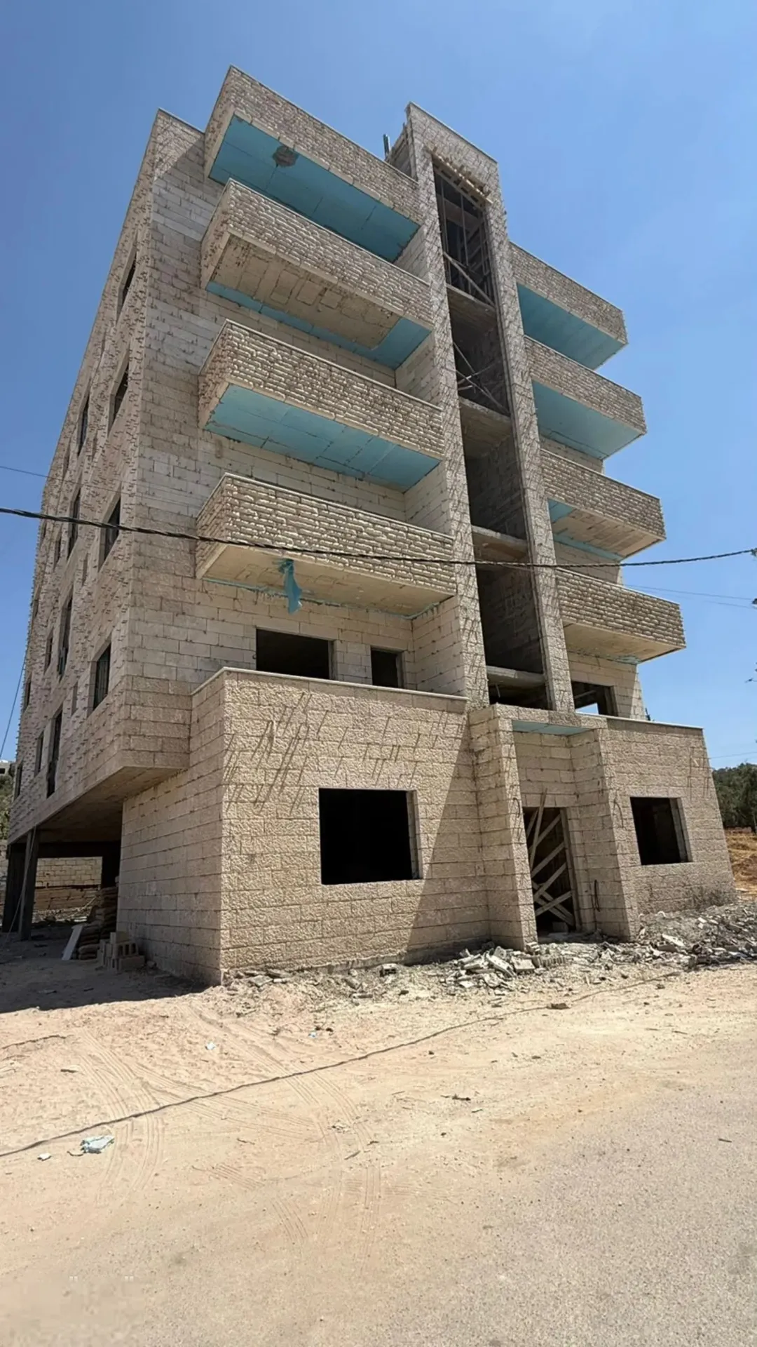 عمارة سكنية 5 طوابق عظم مكونه من 8 شقق