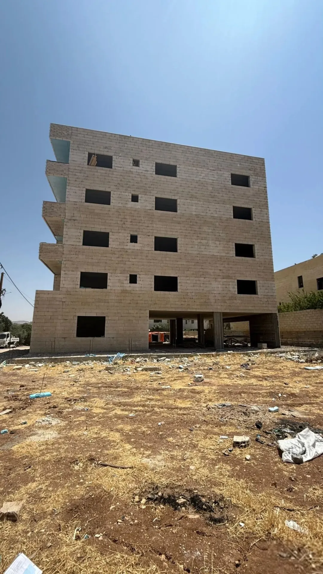 عمارة سكنية 5 طوابق عظم مكونه من 8 شقق