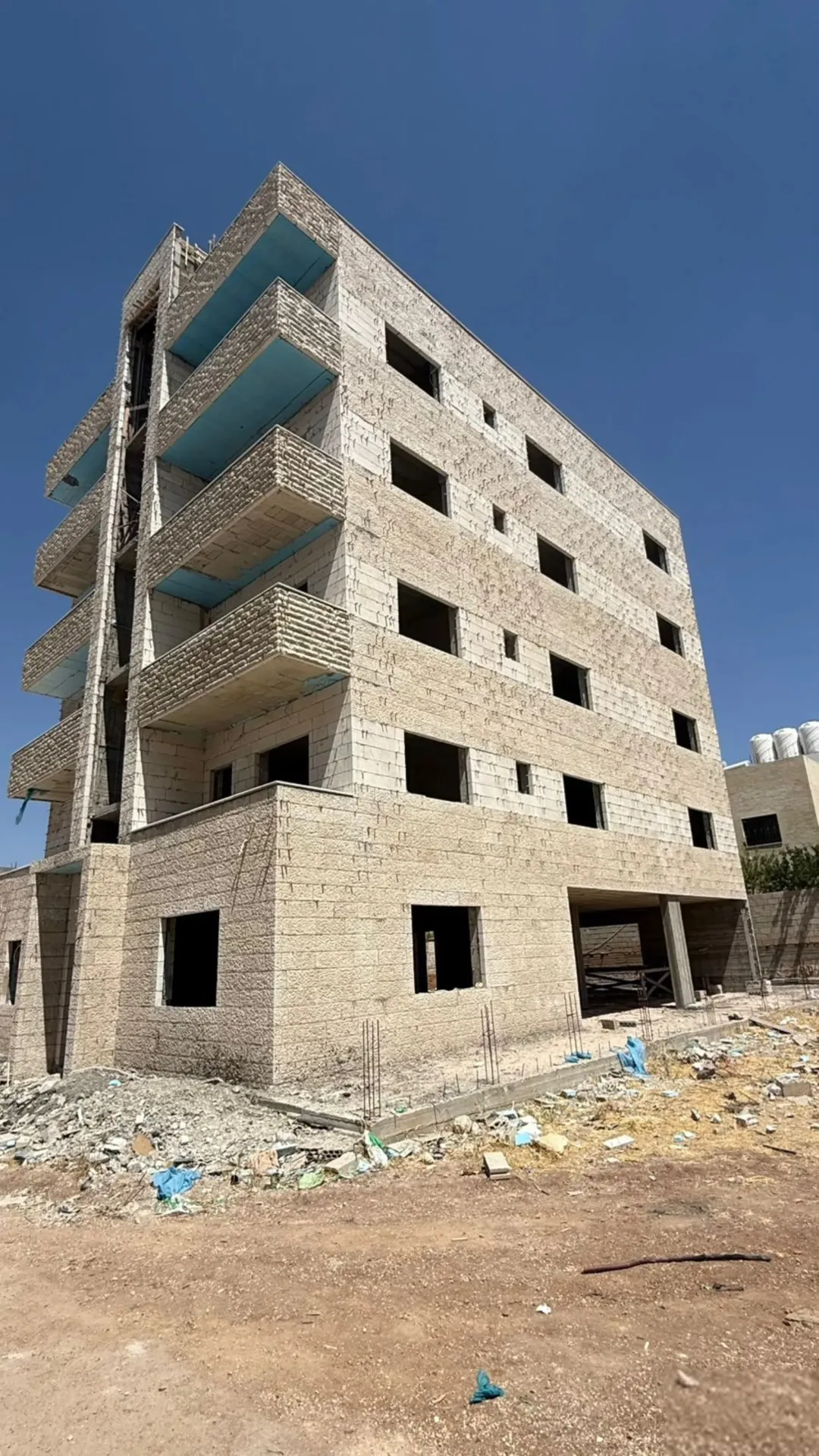 عمارة سكنية 5 طوابق عظم مكونه من 8 شقق