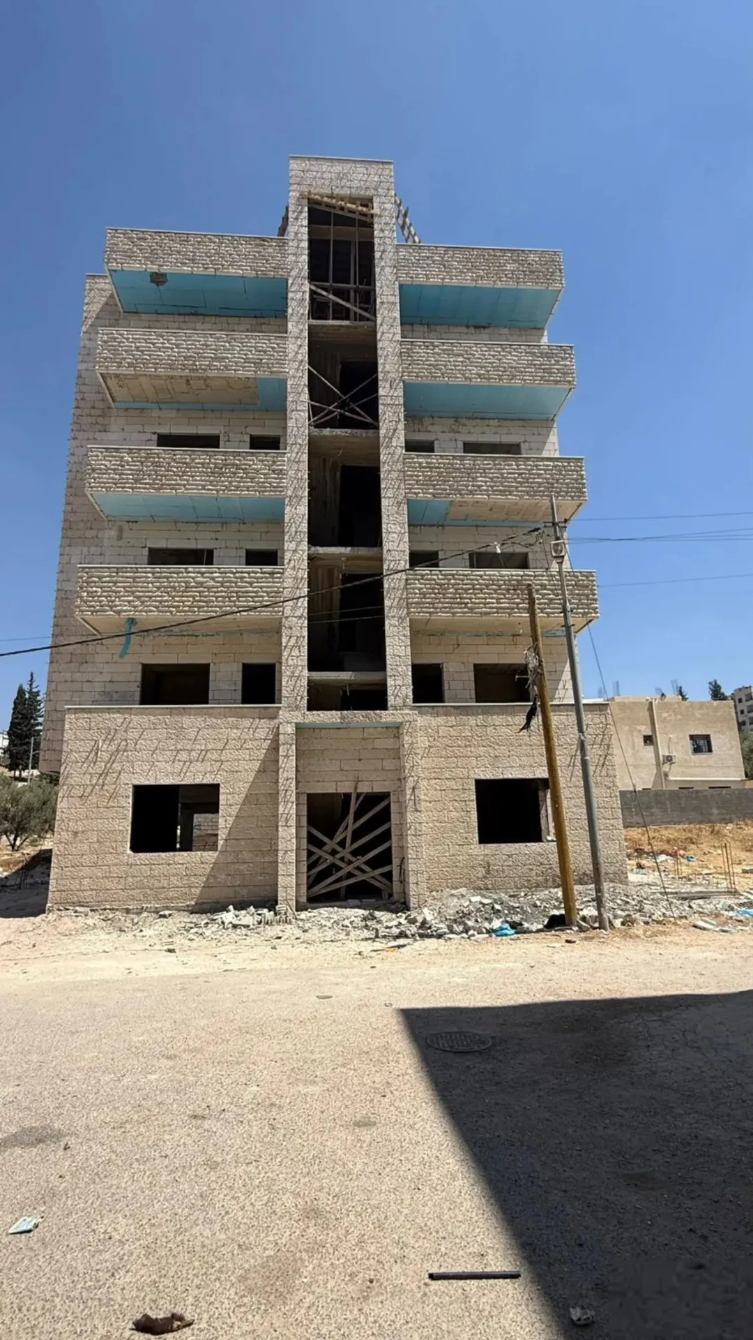 عمارة سكنية 5 طوابق عظم مكونه من 8 شقق
