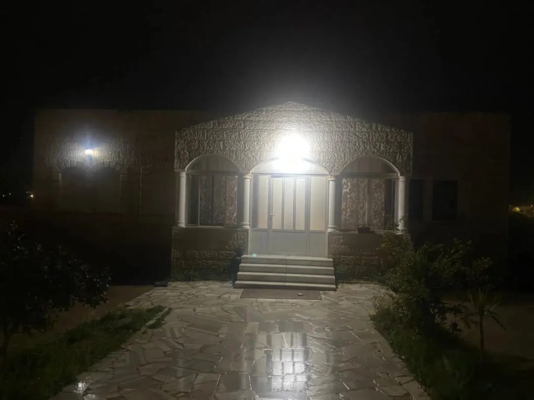 منزل للبيع على دونم ارض متوفر جميع الخدمات حي مزارع بمنطقة جرينه قريب من الجامعه الالمانيه مساحته