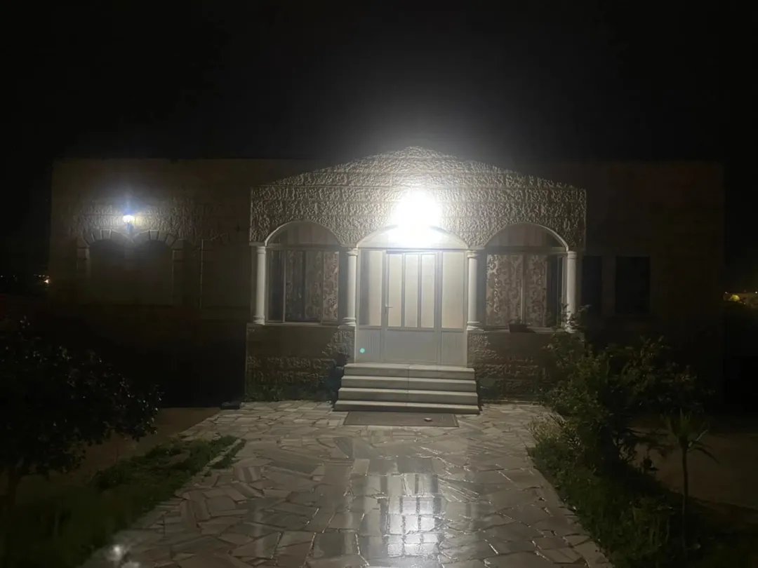 منزل للبيع على دونم ارض متوفر جميع الخدمات حي مزارع بمنطقة جرينه قريب من الجامعه الالمانيه مساحته