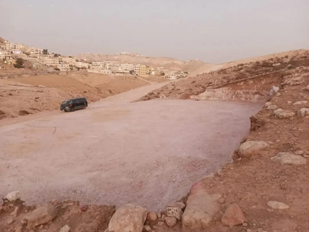 قطعه ارض سكنيه مقصوصه جاهزه للبناء عليها شارع مستقل 750 متر مساحه القطعه مباشره