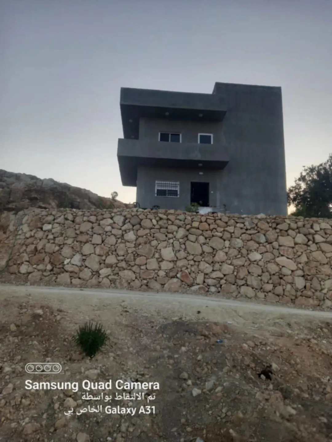 منزل طابقين بتصميم أمريكي عصري يضم 3 غرف نوم ومطبخ مجهز