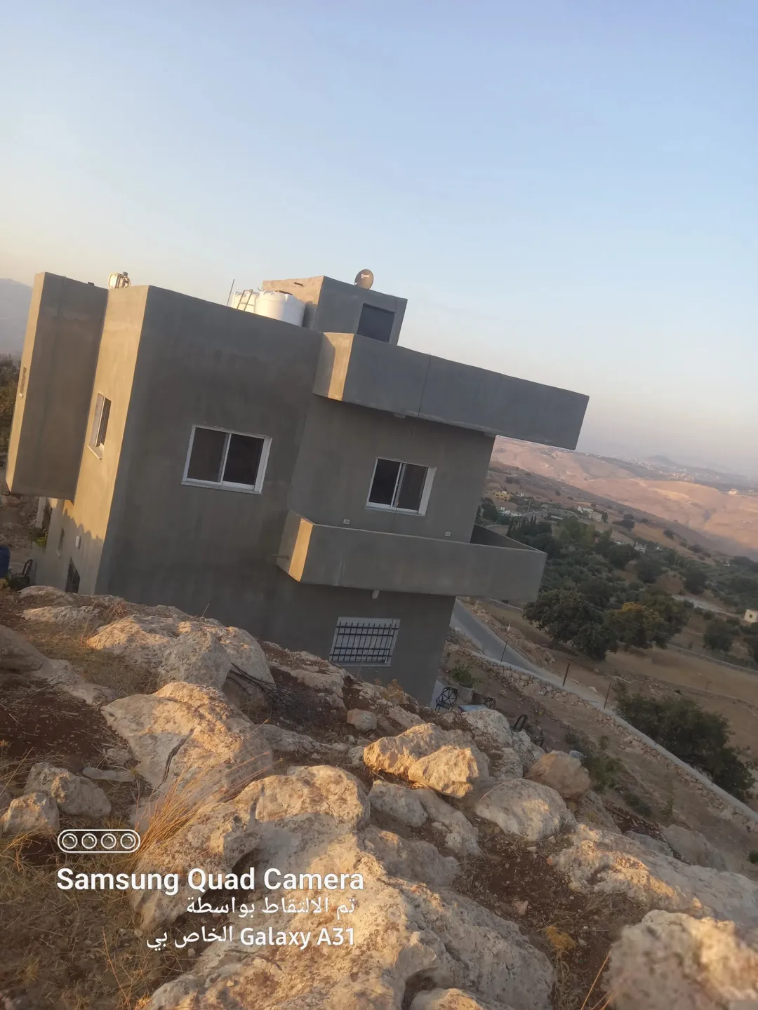 منزل طابقين بتصميم أمريكي عصري يضم 3 غرف نوم ومطبخ مجهز