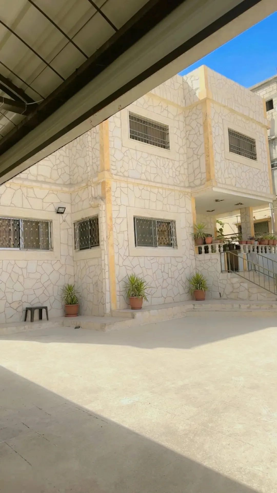 عمارة سكنية للبيع في الزرقاء – موقع استراتيجي قرب محطة الباص السريع