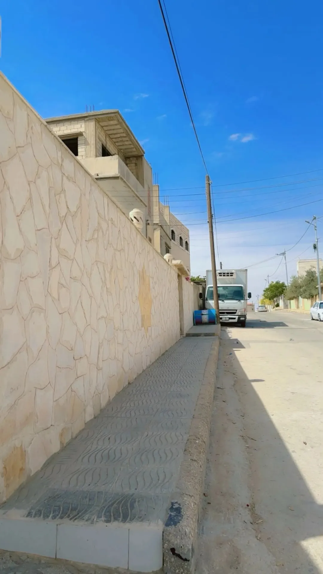 عمارة سكنية للبيع في الزرقاء – موقع استراتيجي قرب محطة الباص السريع