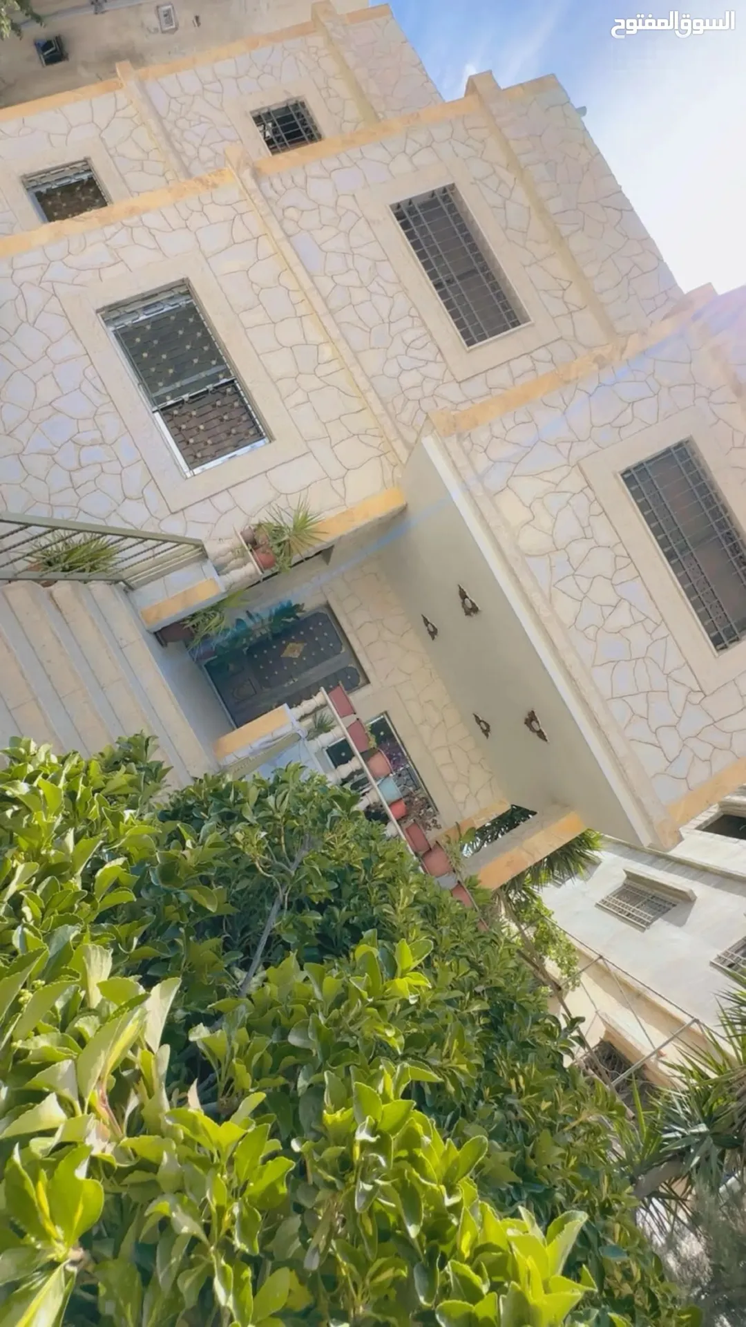 عمارة سكنية للبيع في الزرقاء – موقع استراتيجي قرب محطة الباص السريع