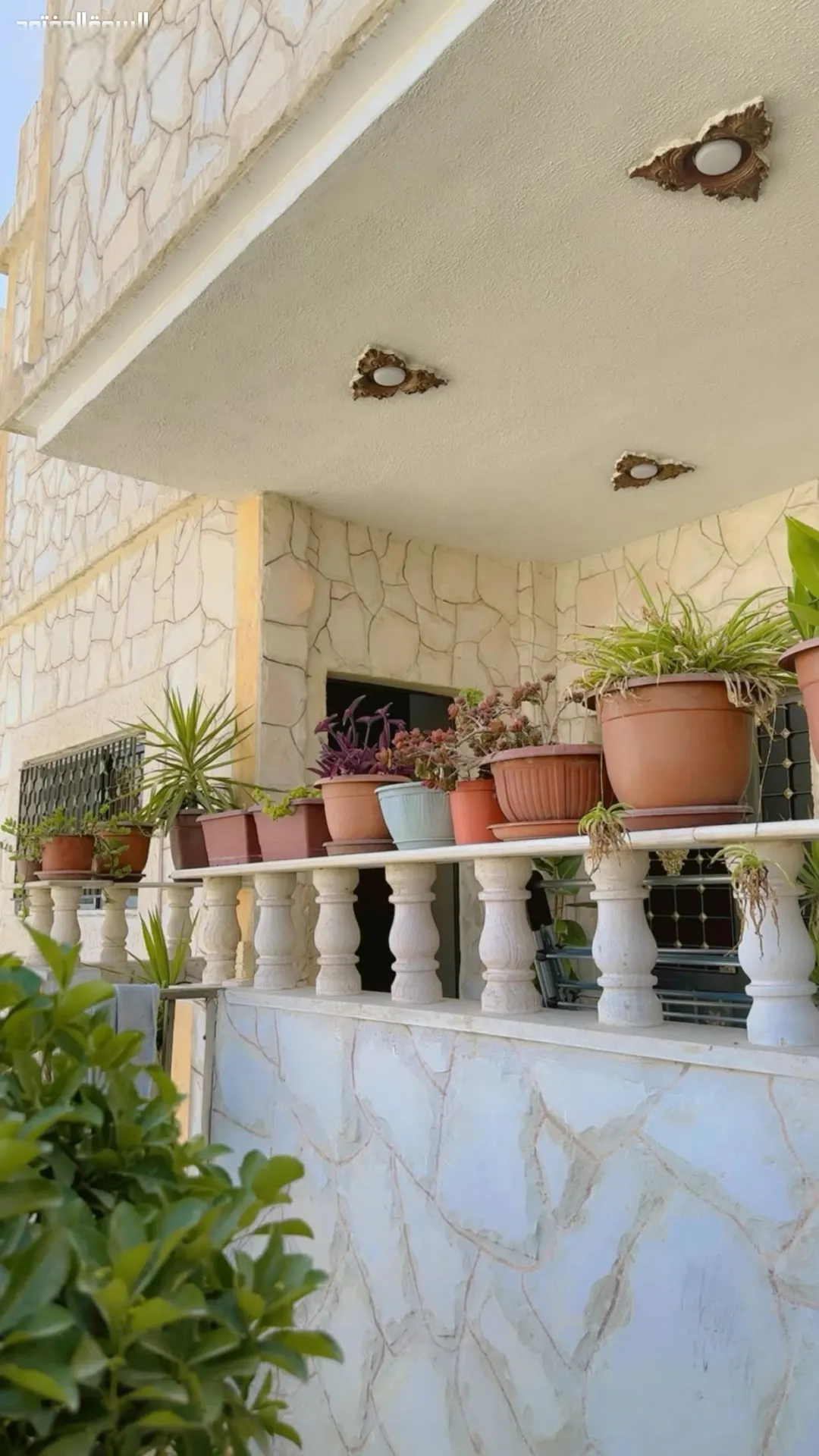 عمارة سكنية للبيع في الزرقاء – موقع استراتيجي قرب محطة الباص السريع