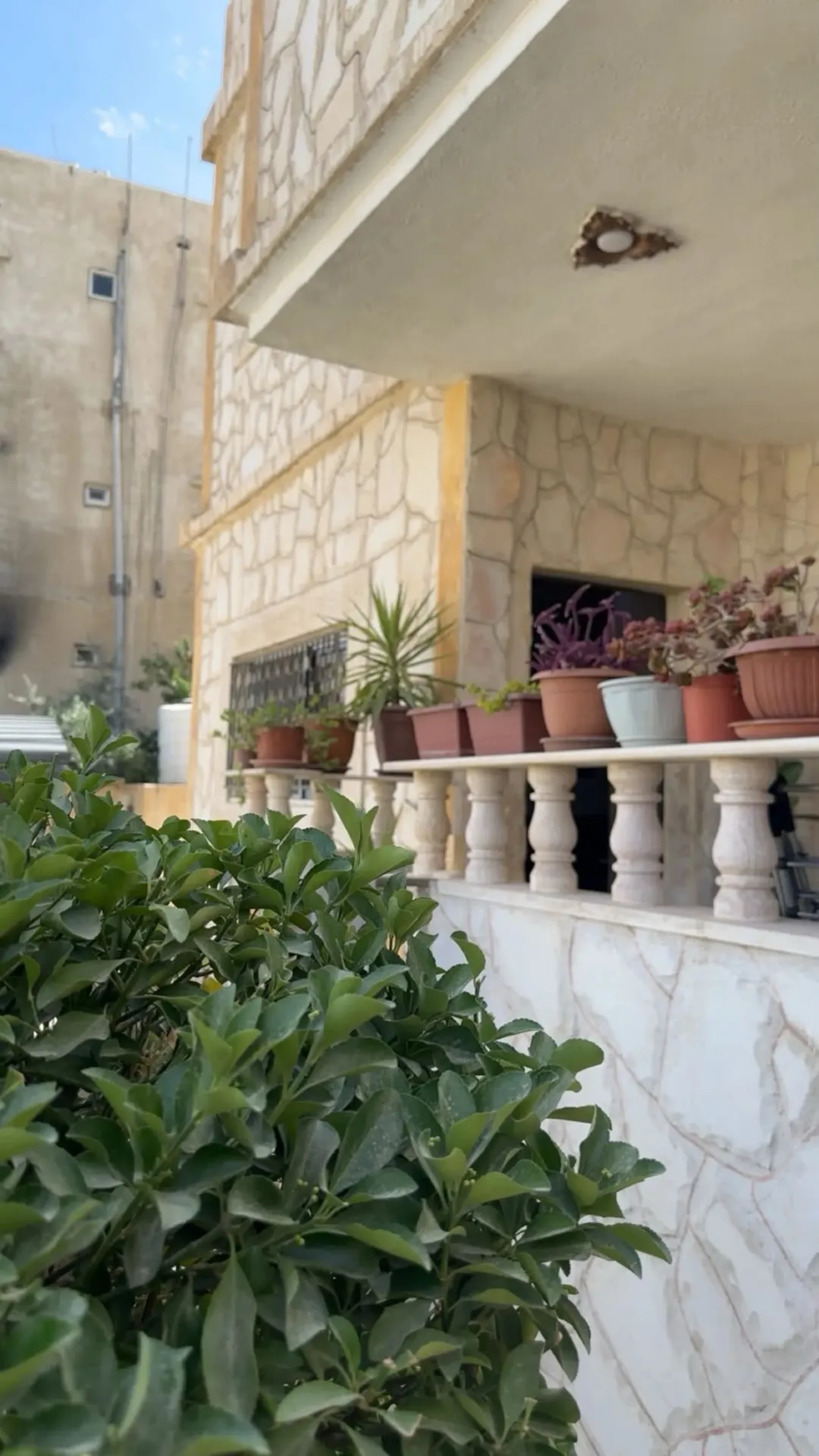 عمارة سكنية للبيع في الزرقاء – موقع استراتيجي قرب محطة الباص السريع