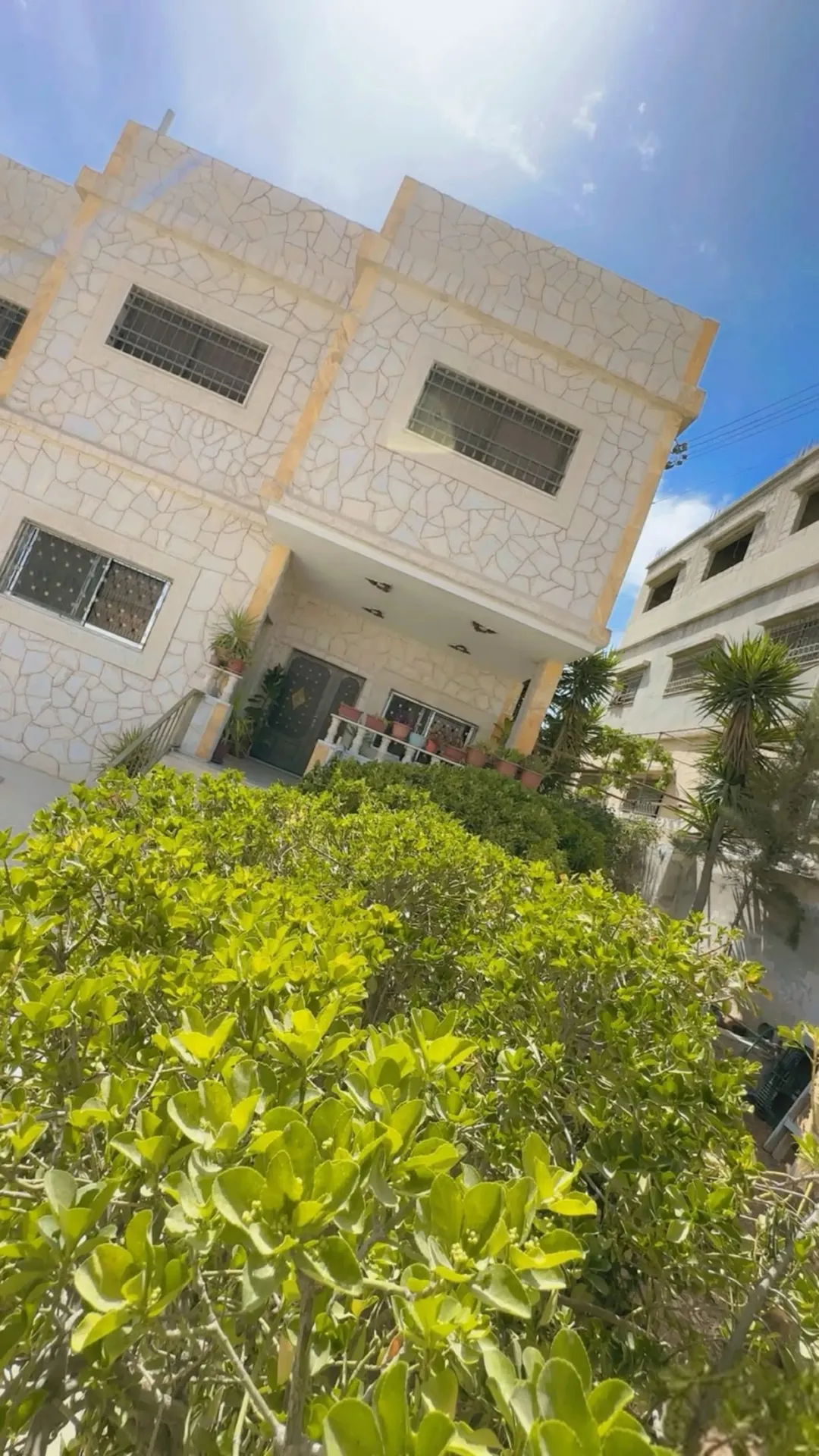 عمارة سكنية للبيع في الزرقاء – موقع استراتيجي قرب محطة الباص السريع