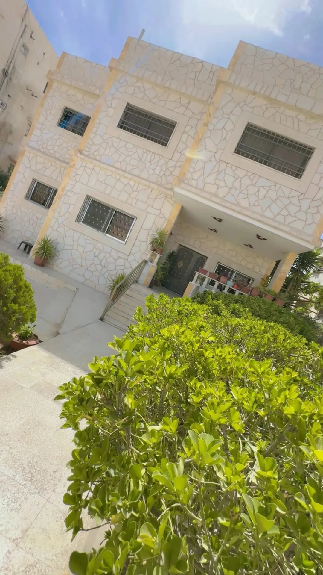 عمارة سكنية للبيع في الزرقاء – موقع استراتيجي قرب محطة الباص السريع