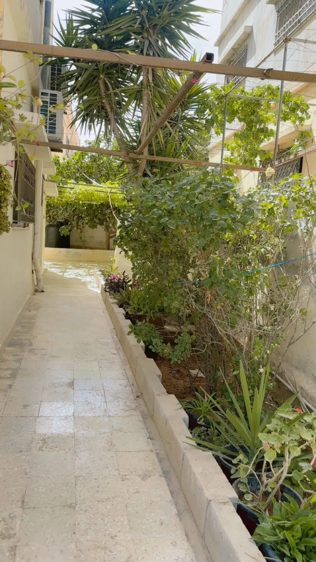 عمارة سكنية للبيع في الزرقاء – موقع استراتيجي قرب محطة الباص السريع