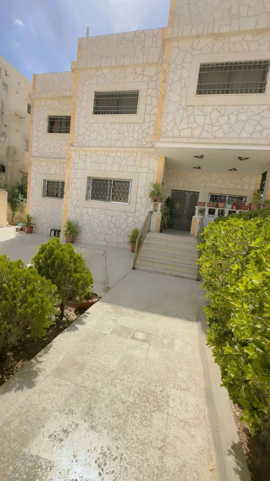 عمارة سكنية للبيع في الزرقاء – موقع استراتيجي قرب محطة الباص السريع