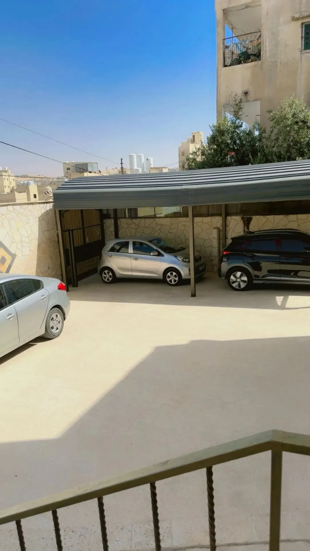 عمارة سكنية للبيع في الزرقاء – موقع استراتيجي قرب محطة الباص السريع
